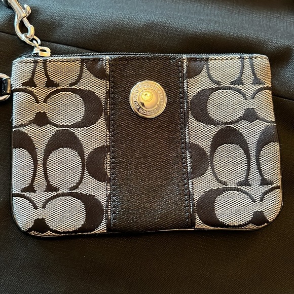 Coach classic signature canvas wristlet EUC - Picture 2 of 13
